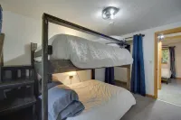 Hermantown Home w/ Decks, Grill & Hot Tub! - شرفة