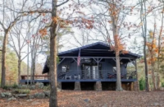 “The Sugarloaf Mountain Cabin” A Charming Lakefront Escape!!