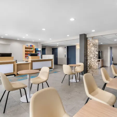 Days Inn & Suites by Wyndham Brandon Amphitheater
