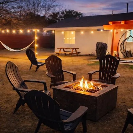2' to downtown, 10' to JT park, King bed, game room, arcade, firepit, hammocks