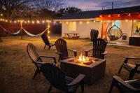 2' to downtown, 10' to JT park, King bed, game room, arcade, firepit, hammocks