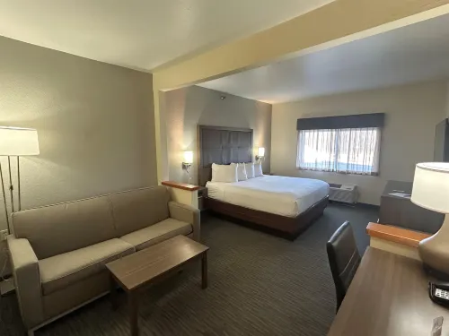 Best Western Plus Paper Valley Hotel - parking