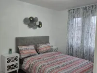 Beautiful three bedroom house in Pickering Hotels in Пікерінг