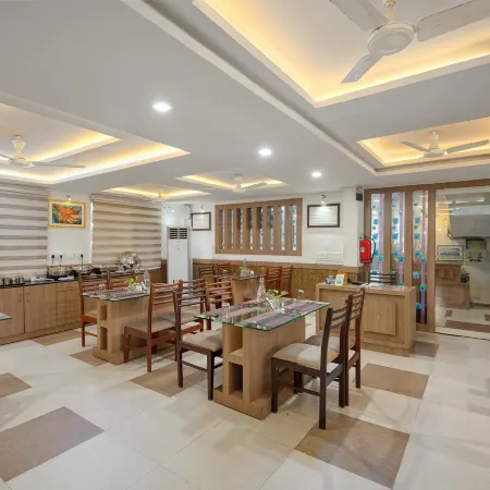 North Centre Hotel Отели рядом с достопримечательностью «Остров Болгатти»