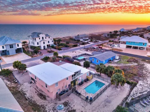 POMPANO Beach studio with pool. Lovely Couple's Getaway… Steps to beach