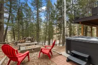 Bear Paw Haven-nestled in the trees. Pet & family friendly. HOT TUB, Free WiFi