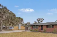 10 min to Parris Island - Pet friendly Retreat w/ Yard & 1-1 Guest House - Pools