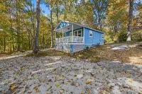 Cozy 1BR Cottage with Firepit Close to Downtown - balcony