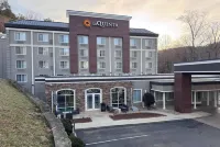 La Quinta Inn & Suites by Wyndham Asheville Downtown - Parkplatz