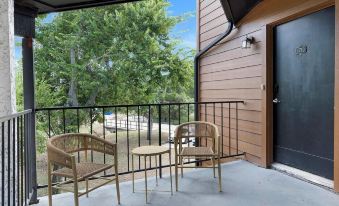  Landing Furnished Apartments - DeSoto
