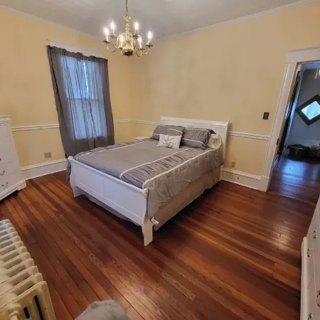 Century old 4 bedroom close to SVU, sleeps 8.