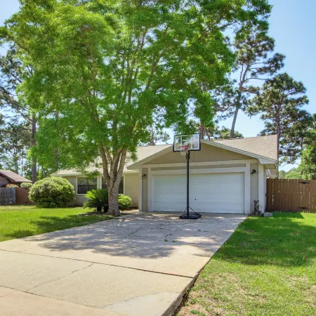 Navarre Home w/ Game Area + Mini Golf Course!