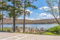 'The Eagles Nest at Alpine' Cabin w/ Fireplace! - 3-Star
