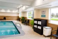La Quinta Inn & Suites by Wyndham Logan - Pools