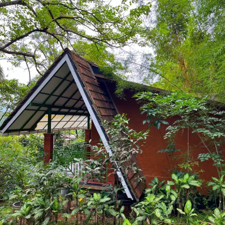 Holiday Courtyard Отели рядом с достопримечательностью «Водопады Меенмутти»