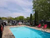 Lakeview Motel & Cottage - Pools