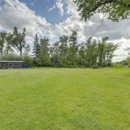 On the Flathead River! Rustic Saloon-Themed Cabin
