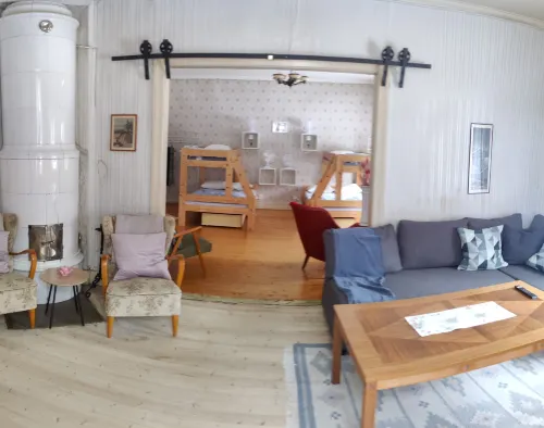 Bright and Spacious Living in Historic Building - 2 звезды