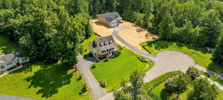 Lakeview Escape Near Beach With Fenced dog Run, Porch & Dock With one Boat Slip Hotels in Louisa County