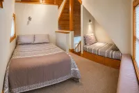 Chalet • Jacuzzi Tub • Nordic Village Pools • Sleeps 7 • Near Storyland & Skiing - Pools