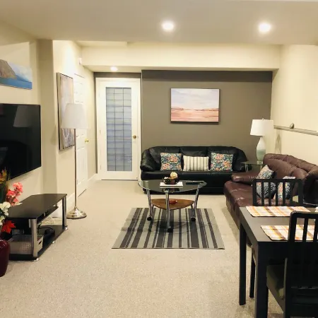 Spacious Oasis 2 bed suite with private entrance