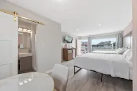 Pink Champagne Motel - 3-Star