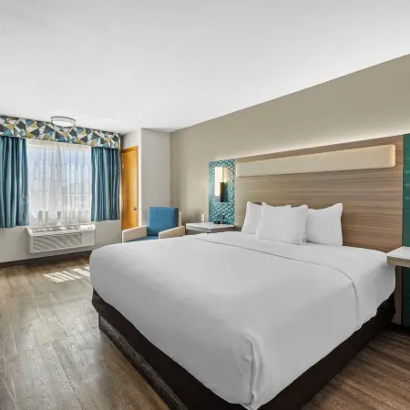 Econo Lodge Inn & Suites