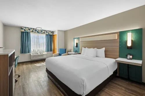 Econo Lodge Inn & Suites - breakfast