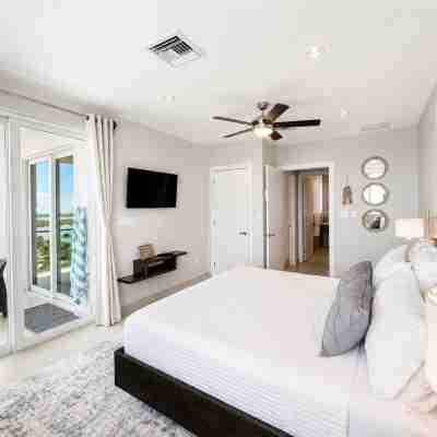 PRIVATE PENTHOUSE VIEWS on the TOP/5th FLOOR!! 2 Bedroom Condo at SUNSET CARIBE! Rooms