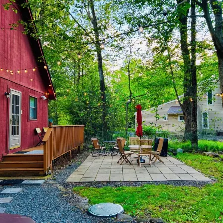 Stylish 3 Bed Mtn Retreat with Hot Tub, King Size Bed & Resort Style Amenities.