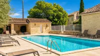 Uzès superb, comfortable gîte with swimming pool 700m from town center: - Uima-altaat