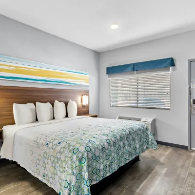 HomeTowne Studios by Red Roof San Antonio E - Frost Bank Center Hotels near Copernicus Park