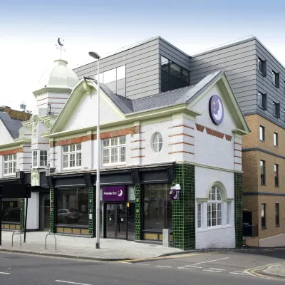 Premier Inn London Clapham Hotels near باترسي