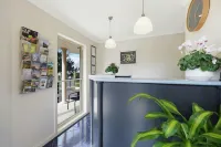 Hamilton Townhouse Motel - Motels