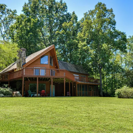 Pinnacle Lakefront Retreat: Dock, Canoe & Fire Pit