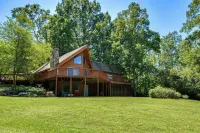 Pinnacle Lakefront Retreat: Dock, Canoe & Fire Pit - 3 tähden