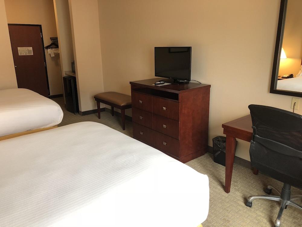 Red Lion Inn & Suites Mineral Wells