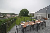 The Hawthorns - Large Luxury Cottage, Hot Tub, Sea Views