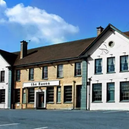 The Raven Hotel Отели в г. Корби