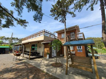 Taean Eoeundol Resom Pension Отели рядом с достопримечательностью «Mallip'o-haesuyokchang»