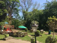 Holmfield Arms Hotel dekat Fanny and Bacardi Bar, Terrace and Club