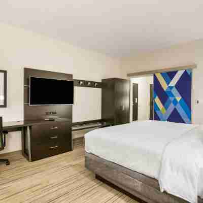 Holiday Inn Express & Suites Jacksonville - Town Center Rooms