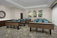Hampton Inn & Suites Charlotte Airport Lake Pointe - Bãi đậu xe