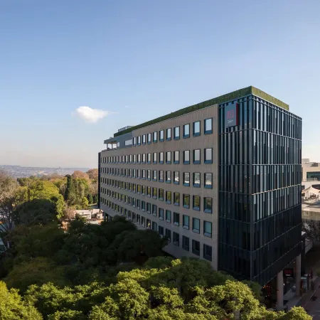 Radisson Red Johannesburg, Rosebank Отели рядом с достопримечательностью «Radiopark Building»