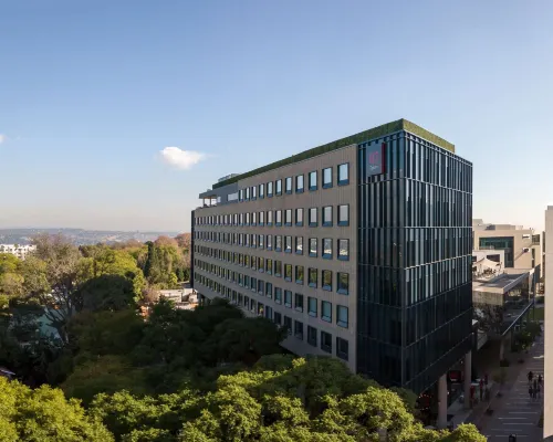 Radisson Red Johannesburg, Rosebank Hotels in der Nähe von Einkaufszentrum Killarney
