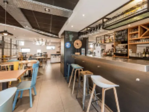 กองปานีล ไพรม์ - ชาร์เทร เซ็นเตอร์ การ์ กาเธดราล โรงแรมในชาทร์