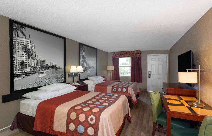 Super 8 by Wyndham Bradenton Sarasota Area