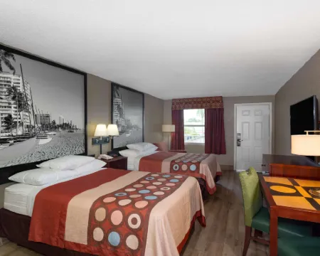 Super 8 by Wyndham Bradenton Sarasota Area ブレーデントンのホテル