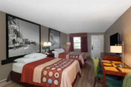 Super 8 by Wyndham Bradenton Sarasota Area