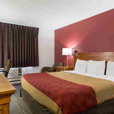 Econo Lodge Inn & Suites Rooms